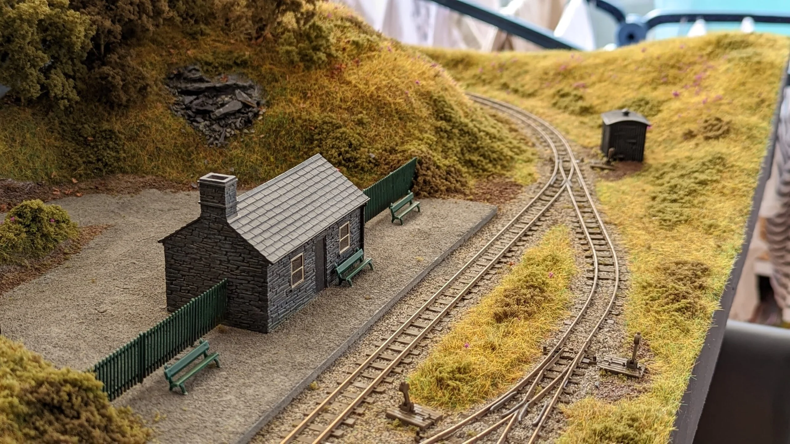 Small oo gauge model best sale railway layouts